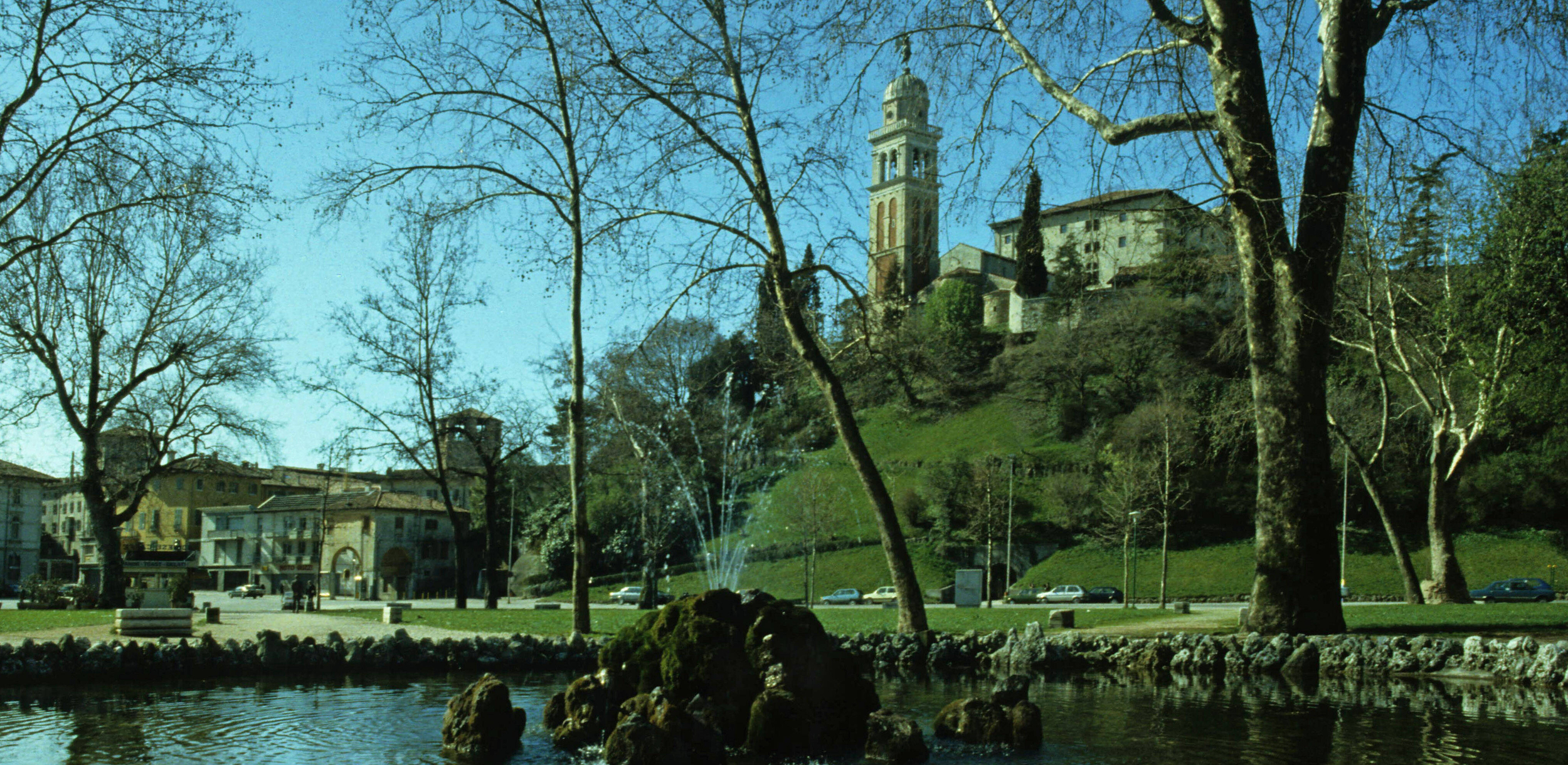 Castello di Udine con alberi