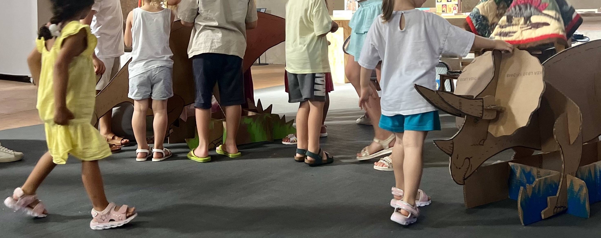 Immagine di bambini impegnati in una attività laboratoriale sui dinosauri