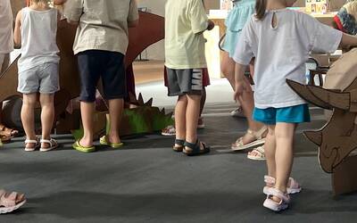 Immagine di bambini impegnati in una attività laboratoriale sui dinosauri