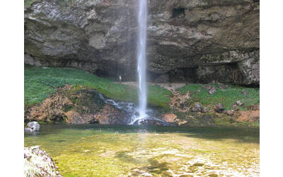 Fontanone di Goriuda - cascata d'acqua in ambiente alpino - fotografia di Marco di Lenardo