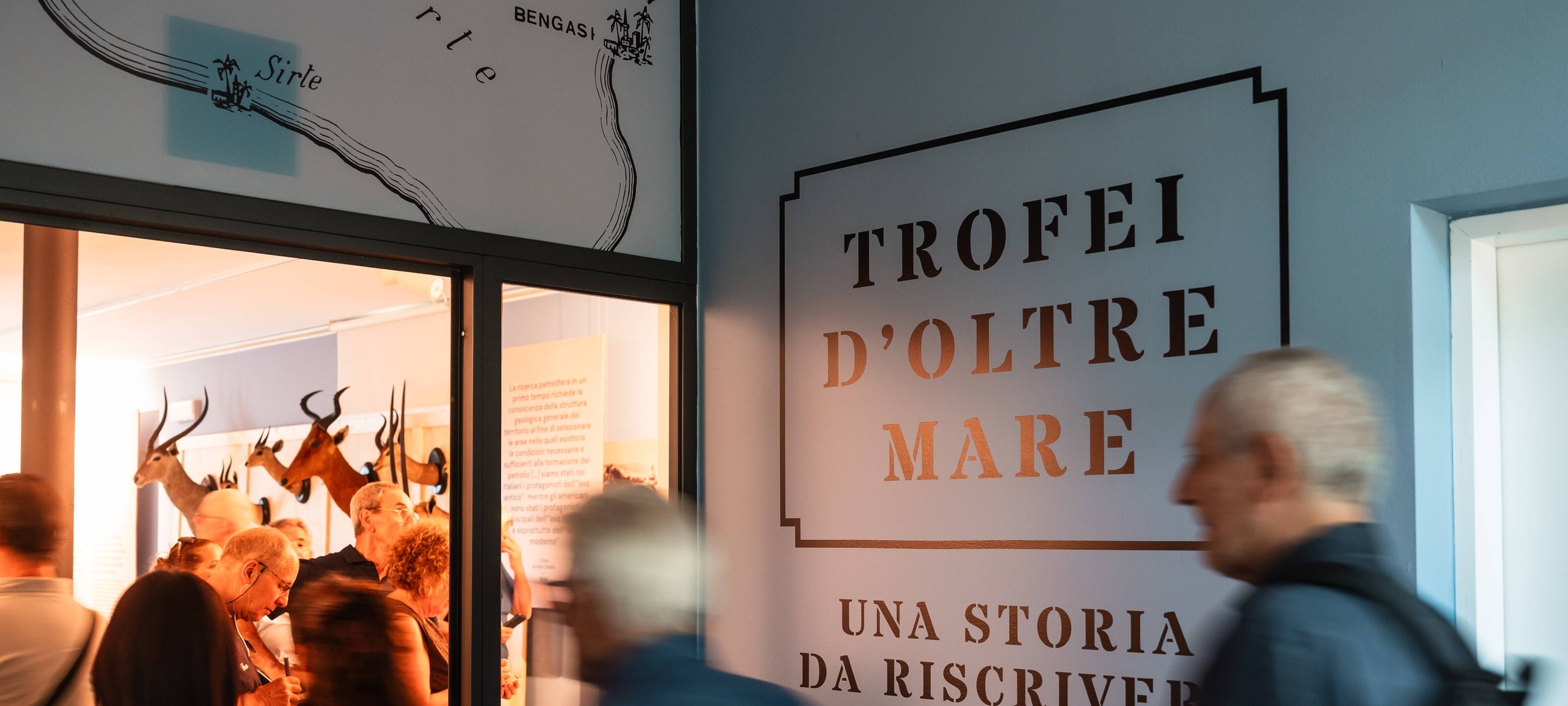 Ingresso alla mostra Trofei d'Oltremare con visitatori che stanno entrando