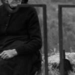 Immagine: Una donna visita i propri cari, Pieve di San Pietro, Zuglio